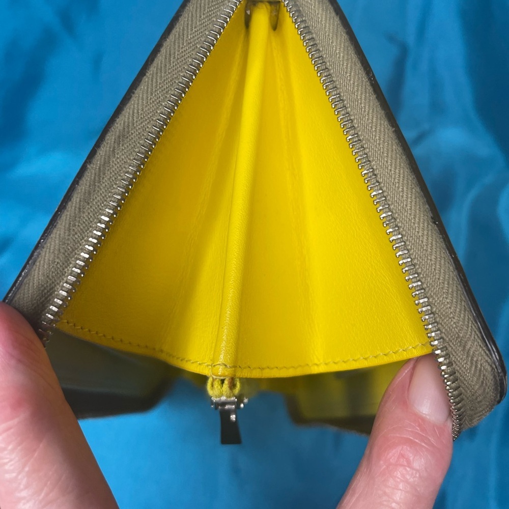 Celine Pebble Leather Wallet Yellow Interior Excel cond. Includes box & dust bag - Picture 15 of 15